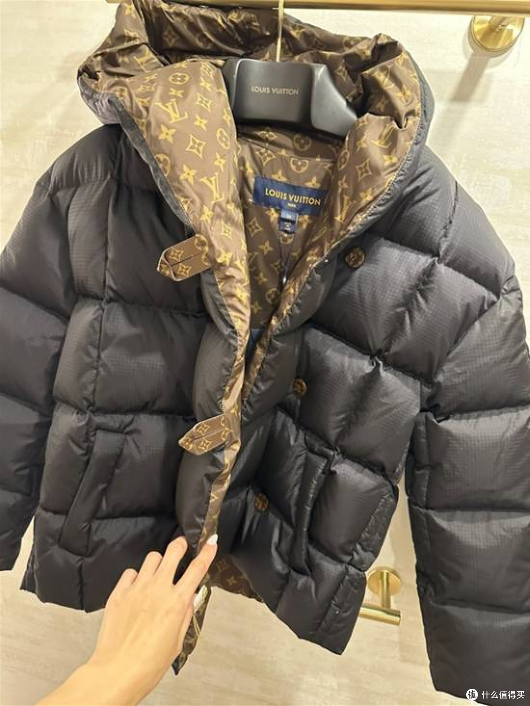 LV羽绒服穿3小时就掉色,客服神回复:不能出汗不能沾水?