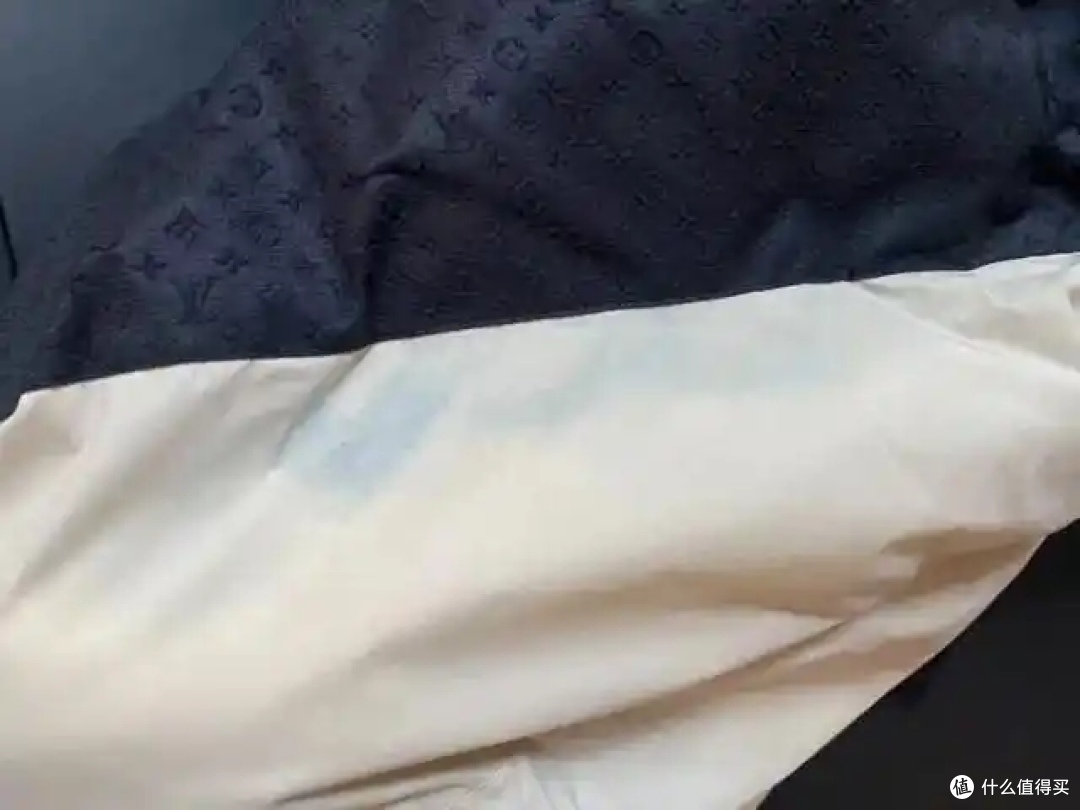 LV羽绒服穿3小时就掉色,客服神回复:不能出汗不能沾水?