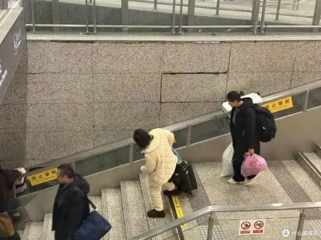 杭州10米行李传送带火疯了，霸屏数月不凉，凭啥碾压网红景点？