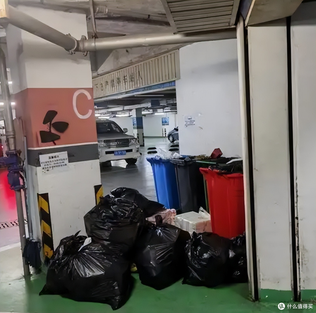 奇葩大厦想把地库凉快的冷气吸上来制冷,把空调外机置于地下车库