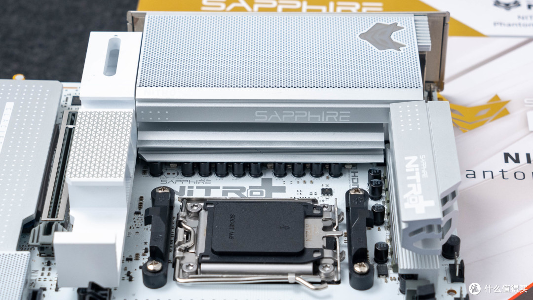 X870E纯白旗舰:蓝宝石氮动极光X870EA Phantomlink PE 主板评测
