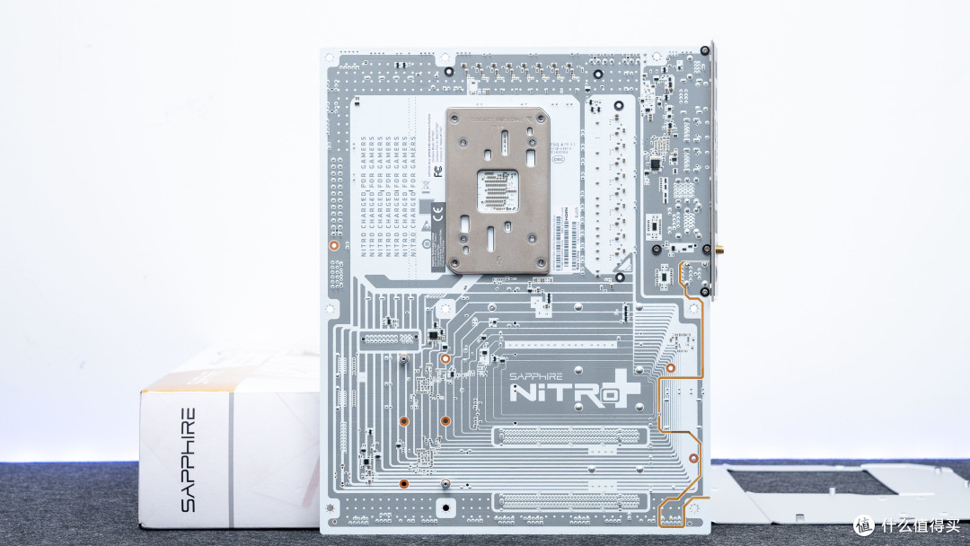 X870E纯白旗舰:蓝宝石氮动极光X870EA Phantomlink PE 主板评测
