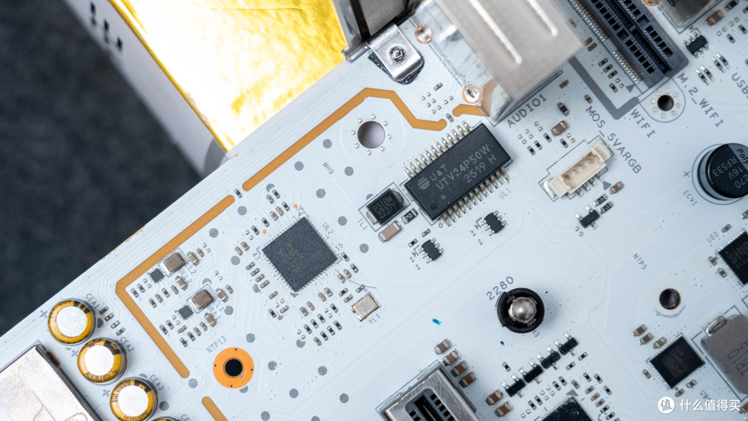 X870E纯白旗舰:蓝宝石氮动极光X870EA Phantomlink PE 主板评测