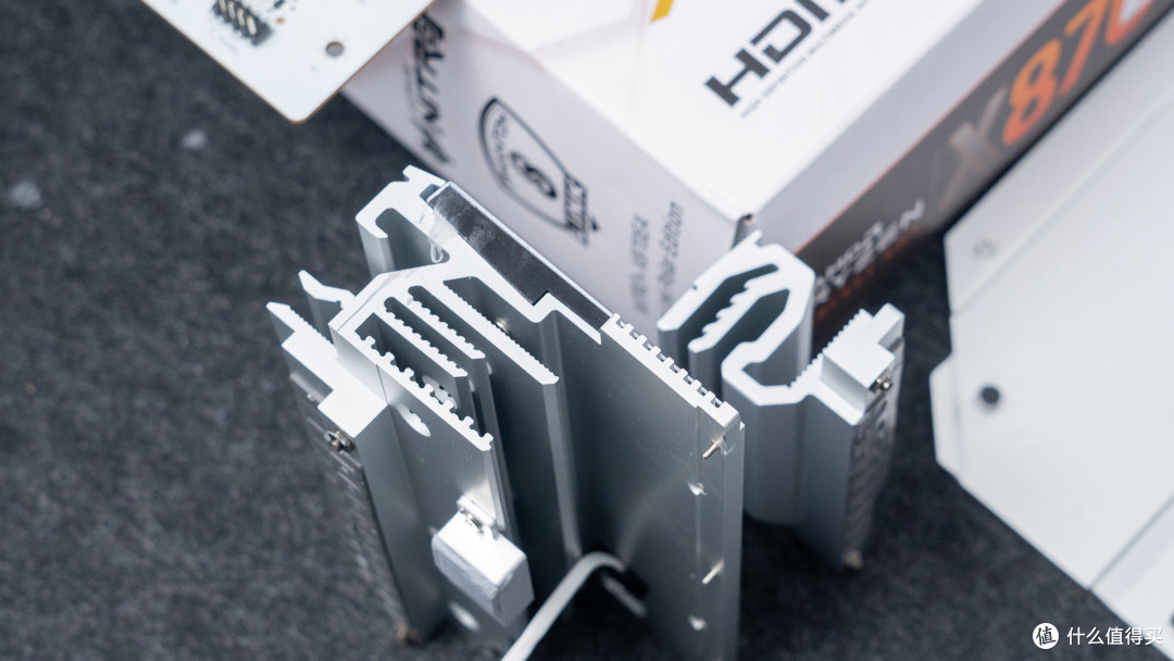 X870E纯白旗舰:蓝宝石氮动极光X870EA Phantomlink PE 主板评测