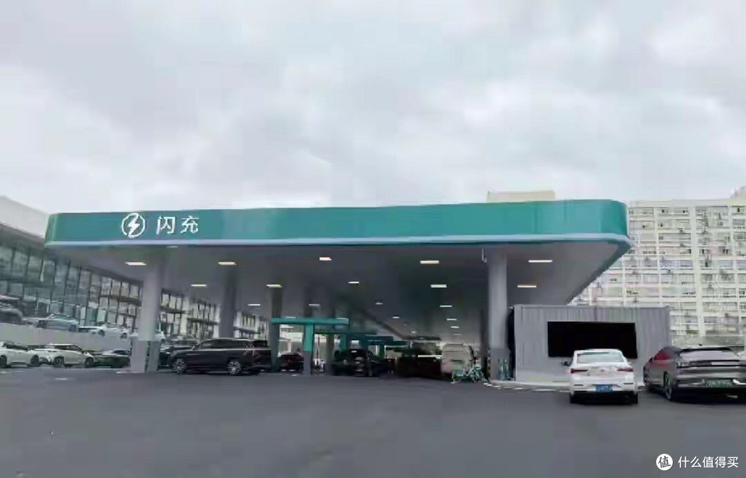 比亚迪兆瓦闪充站曝光:像加油站布局,电费1.3元/度,8分钟充满