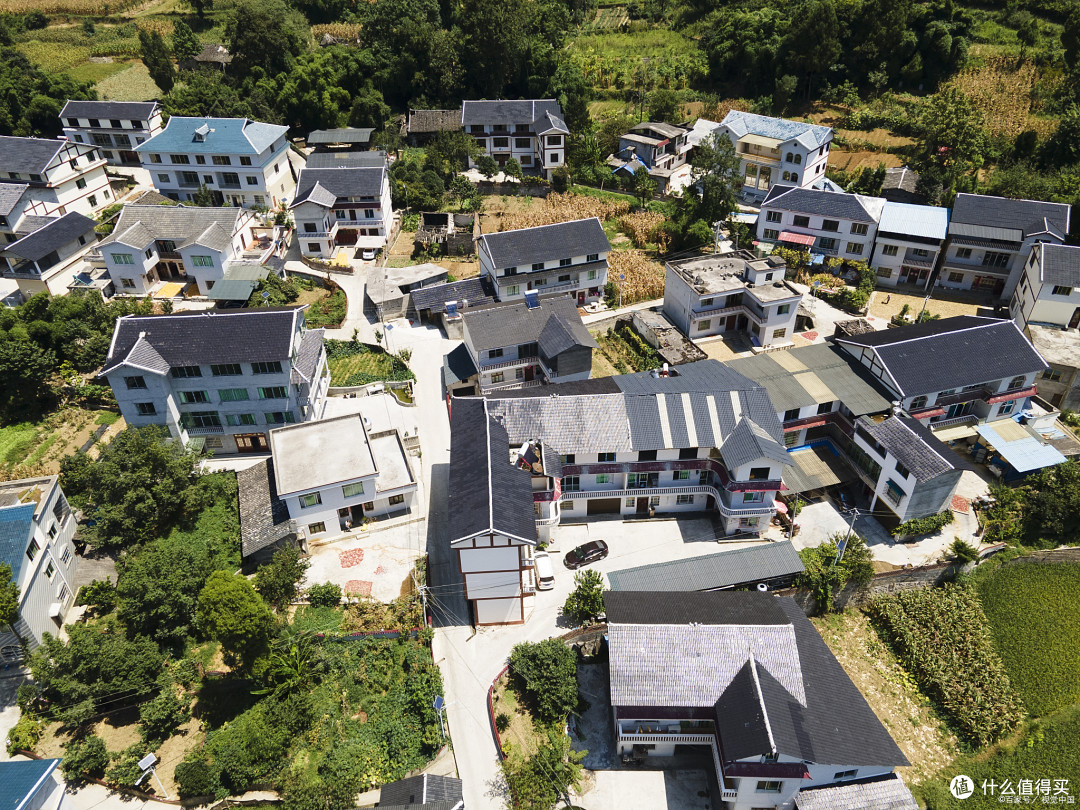 官方砸1.5万亿修路，农村户口身价暴涨，农村的房子千万别卖掉了