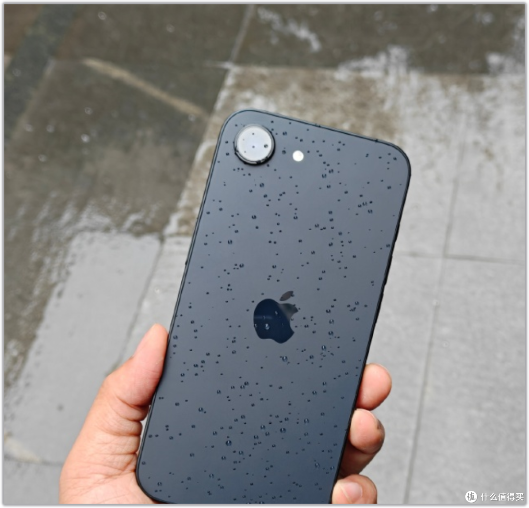 iPhone 16e惨遭毒手!后置摄像头改装,旋转直播神操作