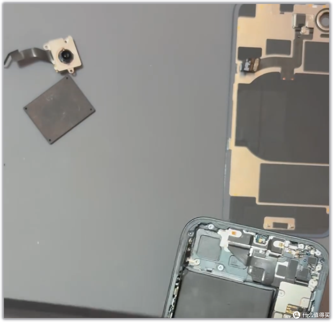iPhone 16e惨遭毒手!后置摄像头改装,旋转直播神操作