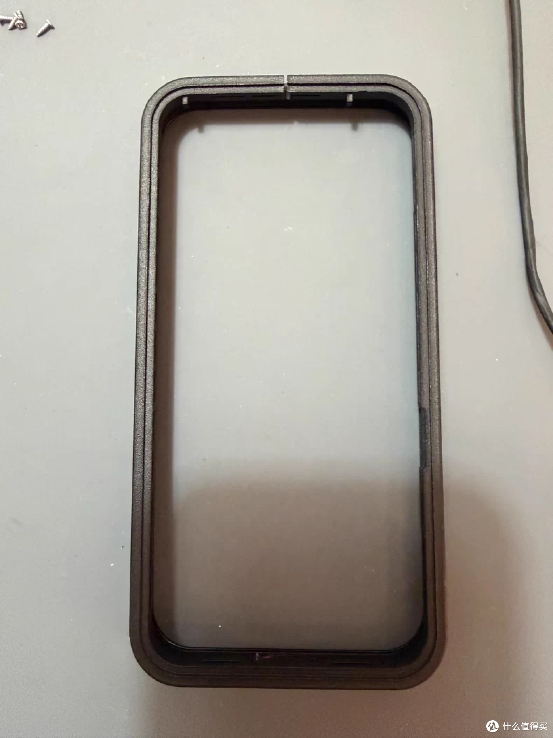 iPhone 16e惨遭毒手!后置摄像头改装,旋转直播神操作
