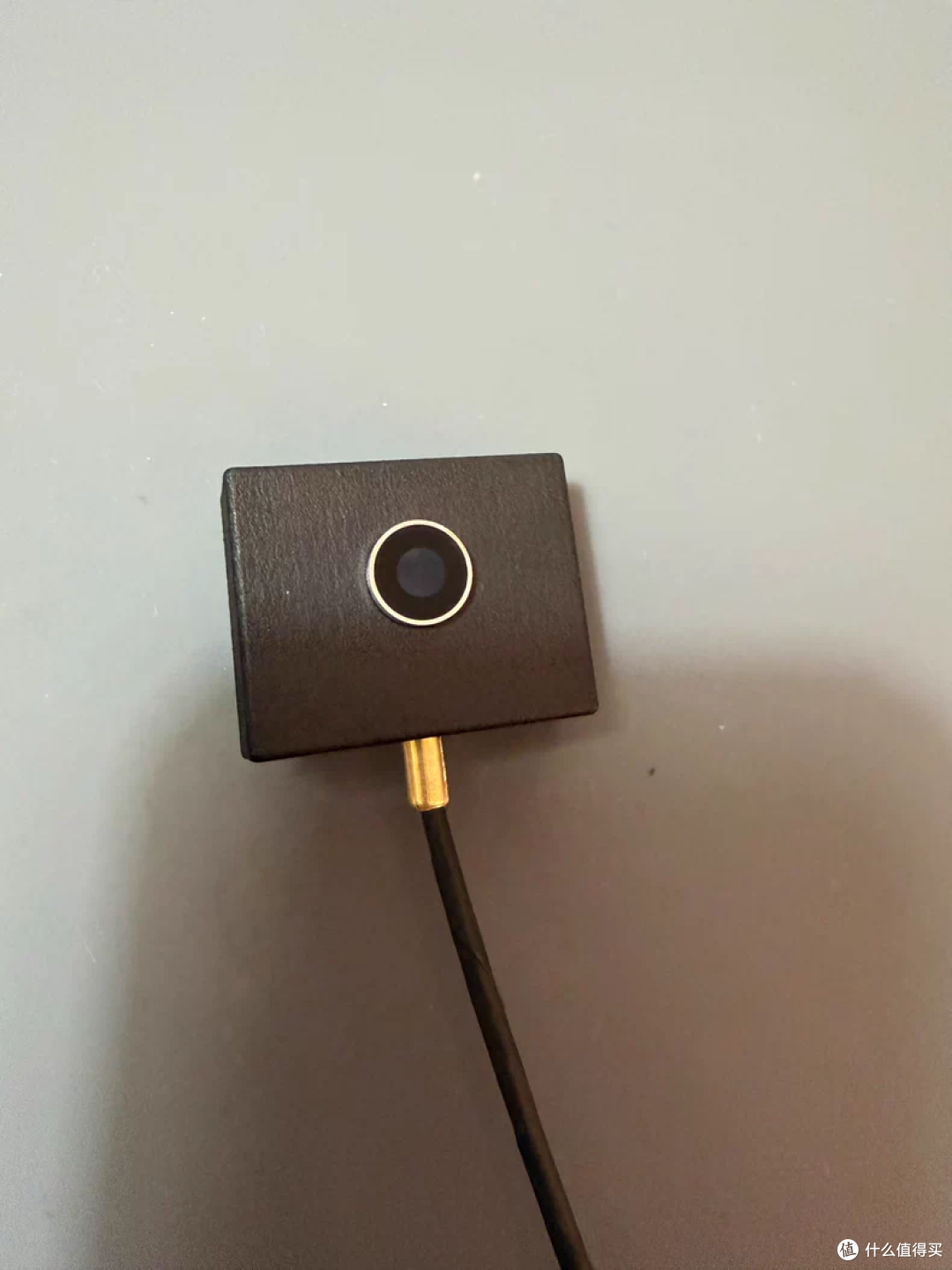 iPhone 16e惨遭毒手!后置摄像头改装,旋转直播神操作