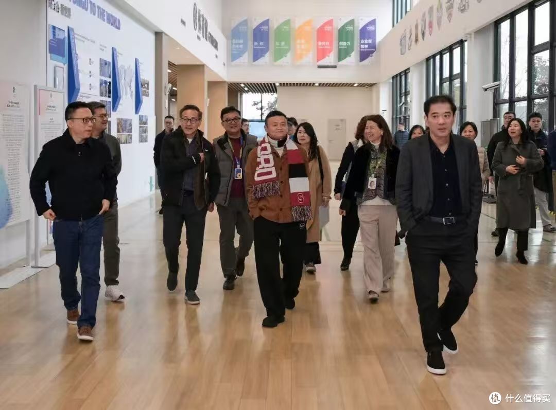 马云上身6万老钱风,蔡崇信穿李宁!大佬们的这波穿搭我直呼内行