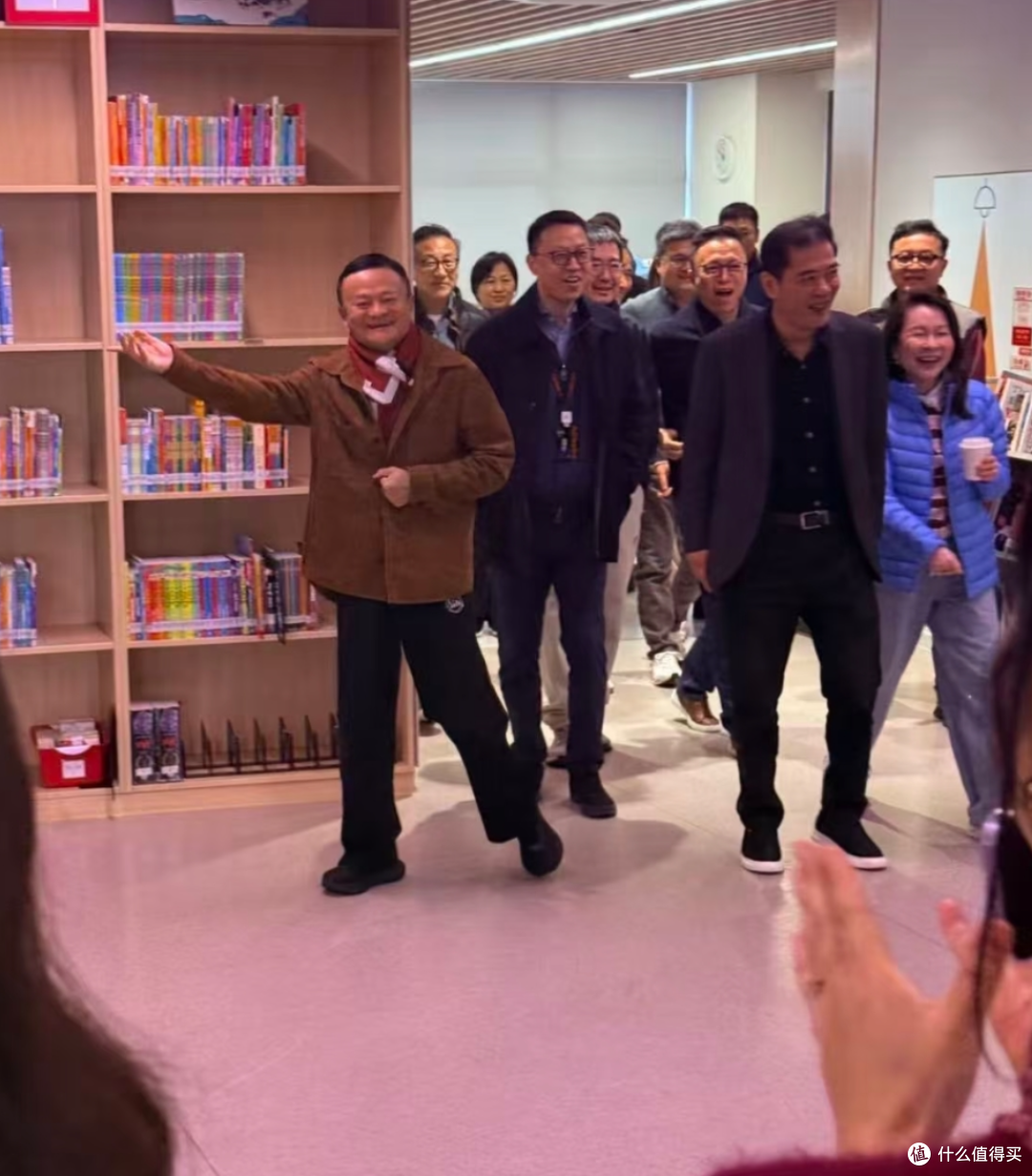 马云上身6万老钱风,蔡崇信穿李宁!大佬们的这波穿搭我直呼内行