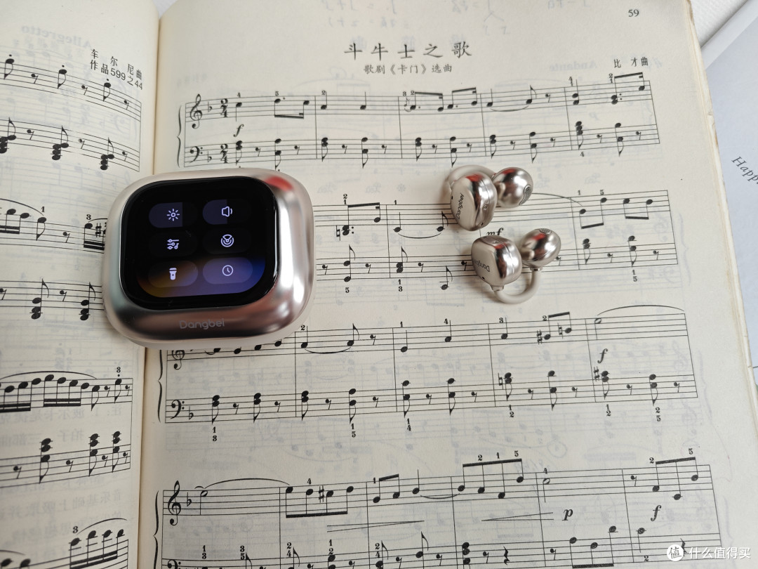 当贝Air 1温柔与实力兼备!
颜值、舒适、AI全在线38节礼物闭眼入