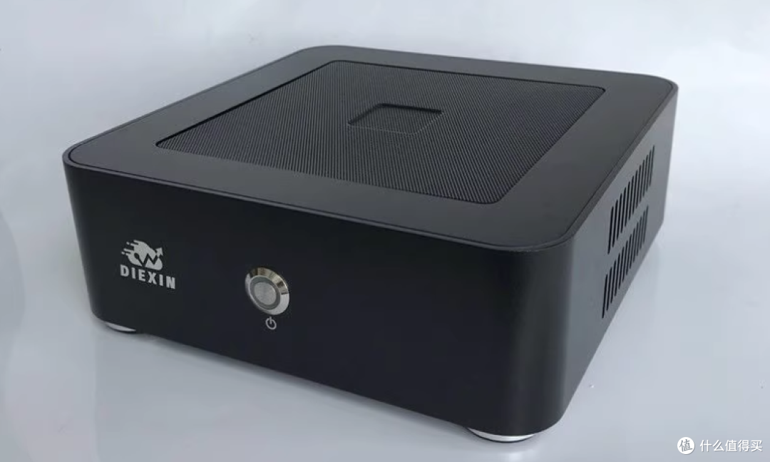 这不比什么飞牛圣体强？8G内存+1032G硬盘，280块小主机屌爆了