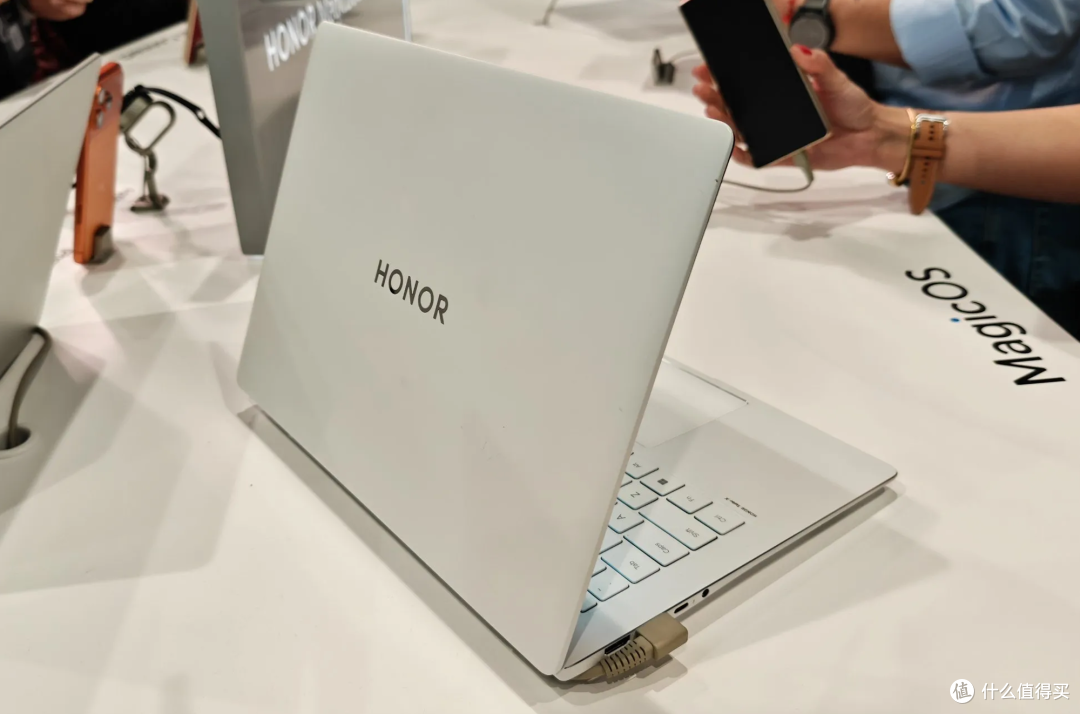 荣耀MagicBook Pro 14 2026解析,还有一款机器人手机值得期待!
