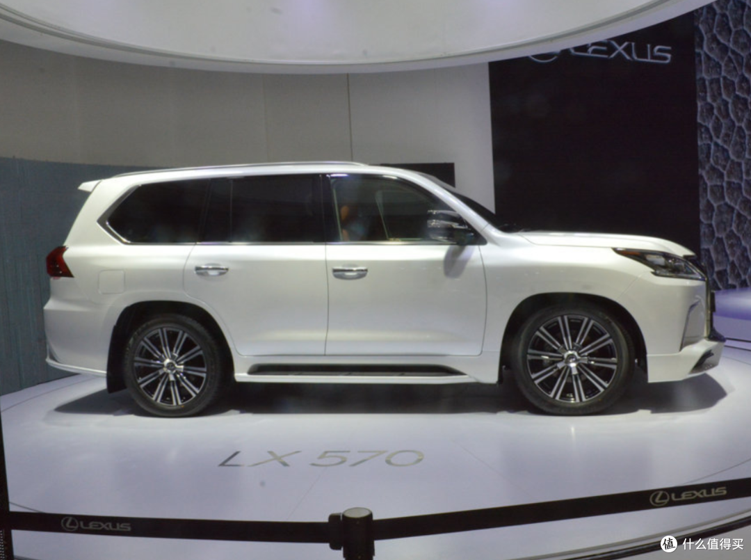 雷克萨斯LX570：百万级全地形霸主，硬派越野与极致豪华的完美