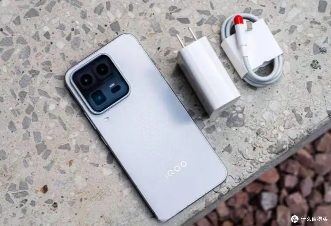 新机榜第一名:451万跑分+2K三星屏+7400mAh,16GB+512GB更亲民了