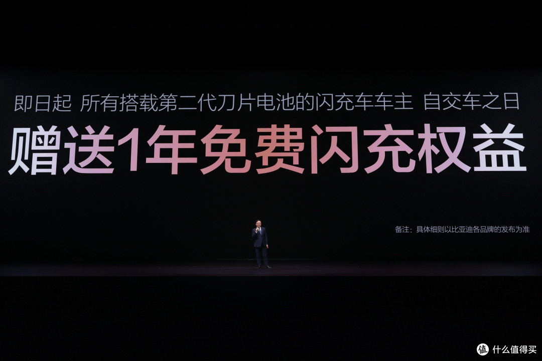 明年谁还敢说充电比加油慢?比亚迪硬核闪充技术树立行业新标杆!