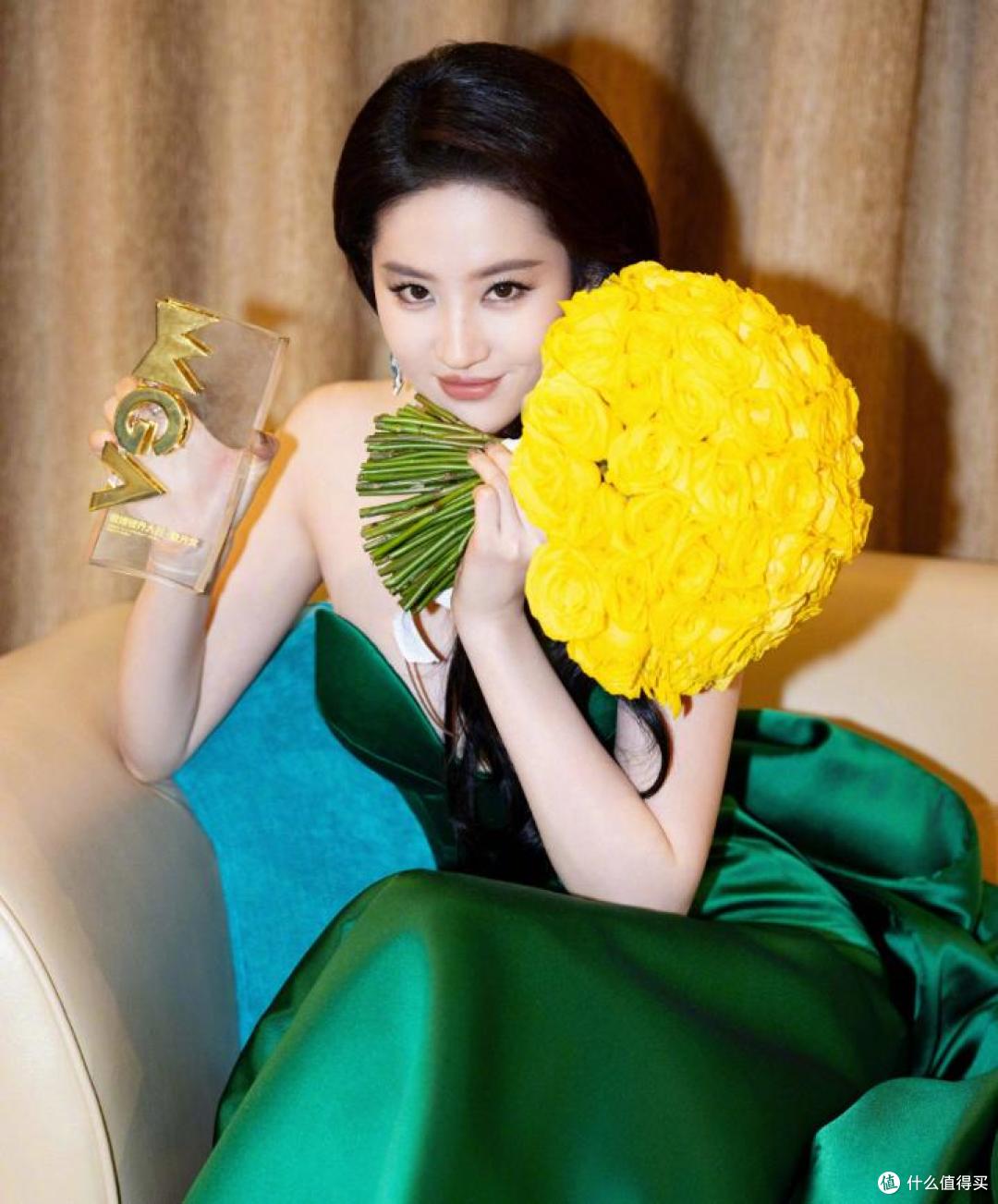 刘亦菲穿抹胸裙兜不住的好身材,太养眼了,看起来减龄又有韵味!