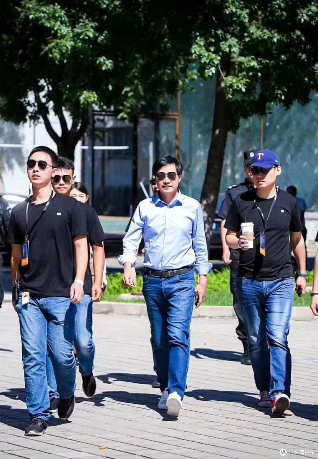 中年男人少穿皮鞋、帆布鞋,看雷军、马云的穿搭,气质与品味兼顾