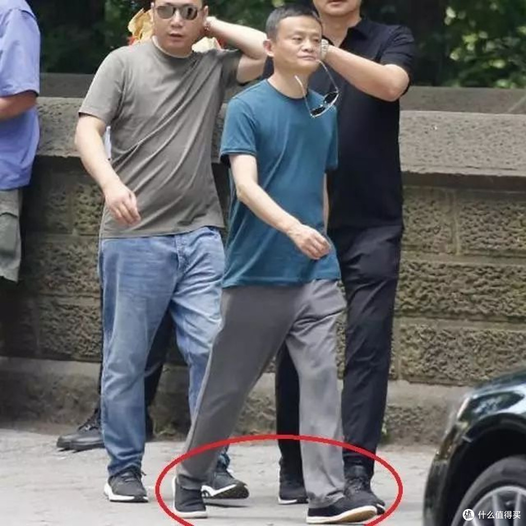 中年男人少穿皮鞋、帆布鞋,看雷军、马云的穿搭,气质与品味兼顾