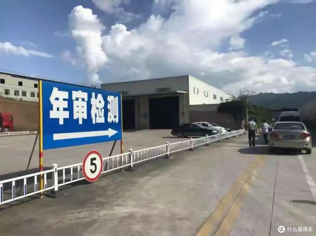 美国的汽车几乎不年审,我国却要“毁车式”年检?专家:建议取消