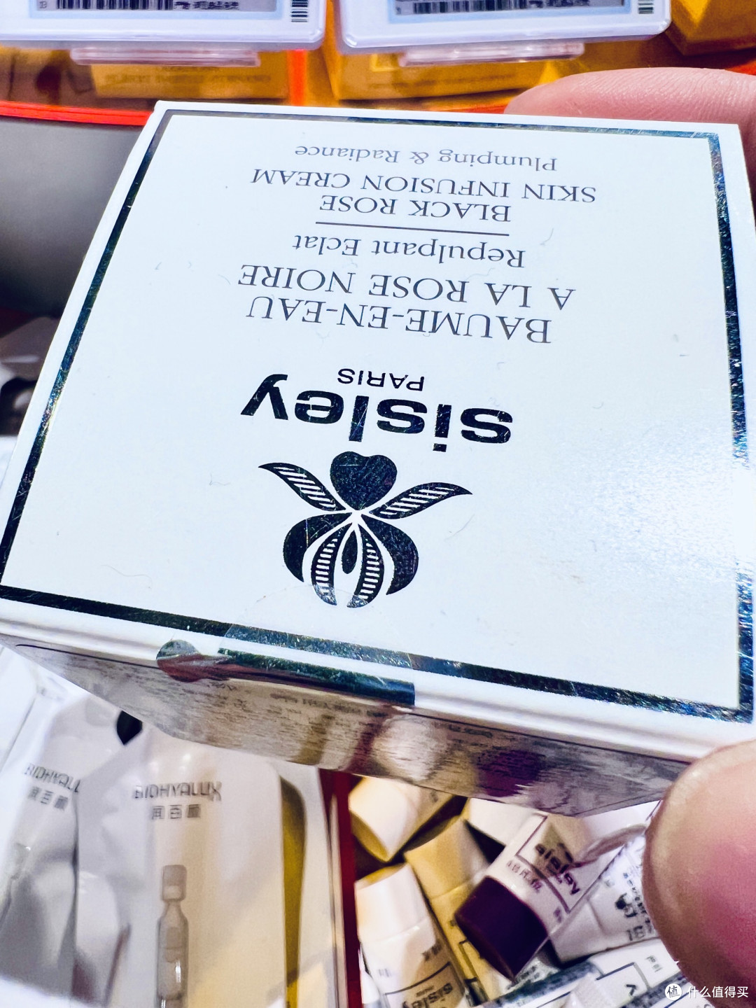 三八节奢护礼:以黑玫瑰温柔,致敬每一份女性光芒