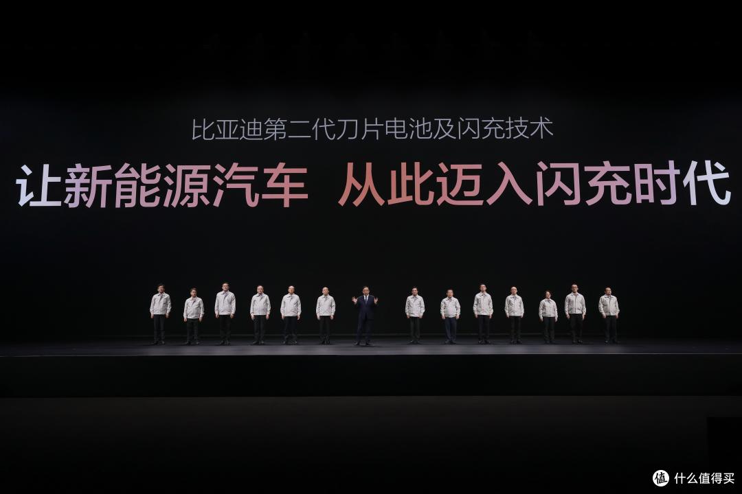 比亚迪硬核闪充技术发布，很多人没意识到，这将是电动车补能拐点