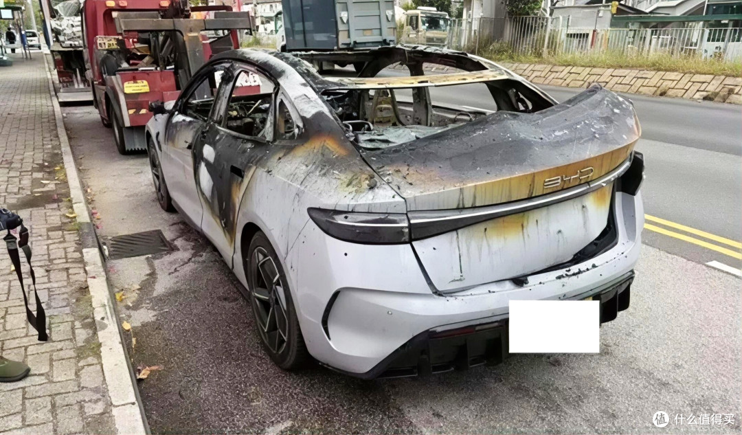 香港海豹起火真相：烧穿车顶的是充电宝，比亚迪刀片电池完好！