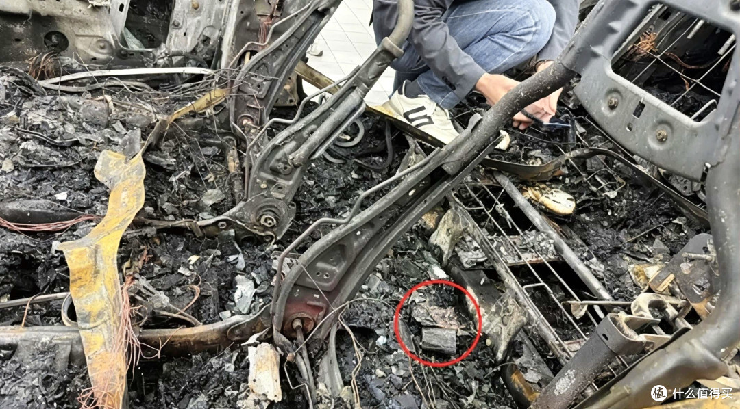 香港海豹起火真相：烧穿车顶的是充电宝，比亚迪刀片电池完好！