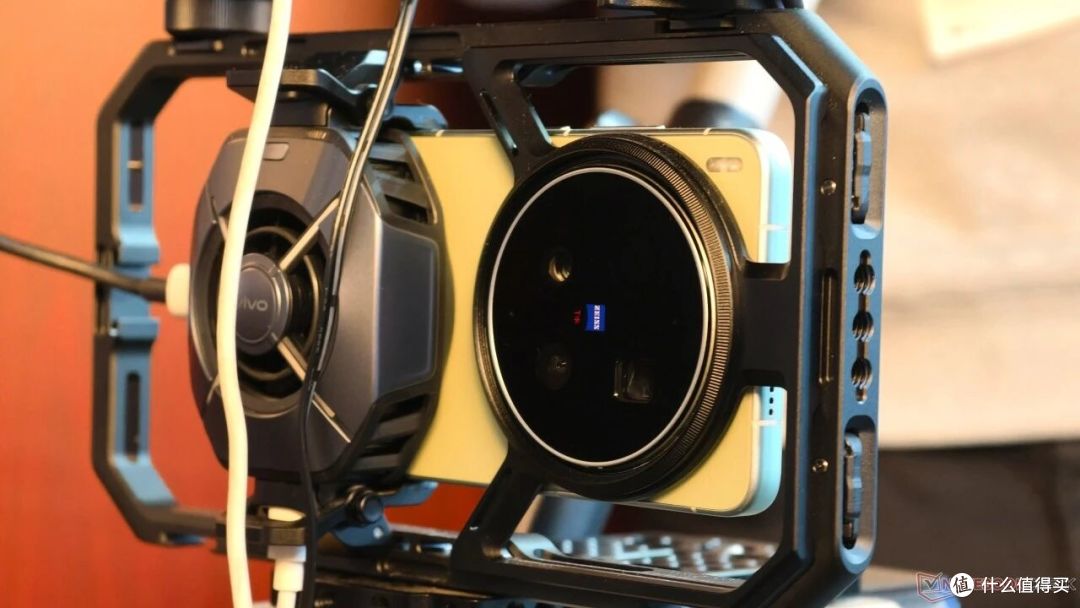 当AI席卷一切，vivoX300Ultra偏要用"硬核光学"掀翻手机影像牌桌