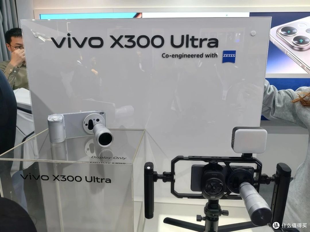当AI席卷一切，vivoX300Ultra偏要用"硬核光学"掀翻手机影像牌桌