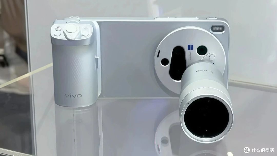 当AI席卷一切，vivoX300Ultra偏要用"硬核光学"掀翻手机影像牌桌