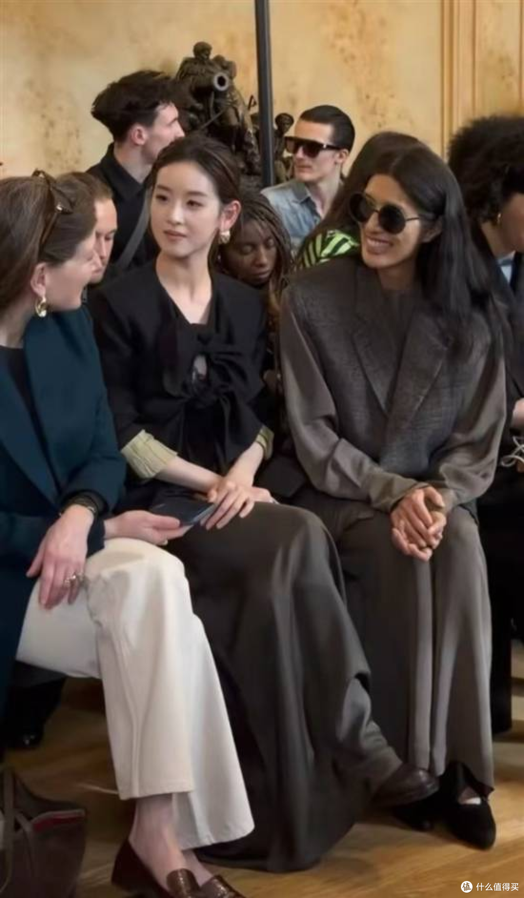章泽天摆脱强东光环,女总气场碾压名媛!巴黎时装周头排同框超模