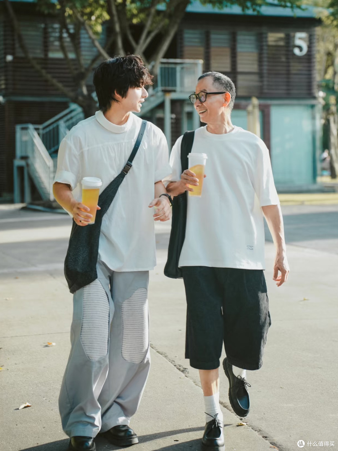 中老年男人,劝你不要模仿年轻人的穿搭,看这3组对比图就懂了!