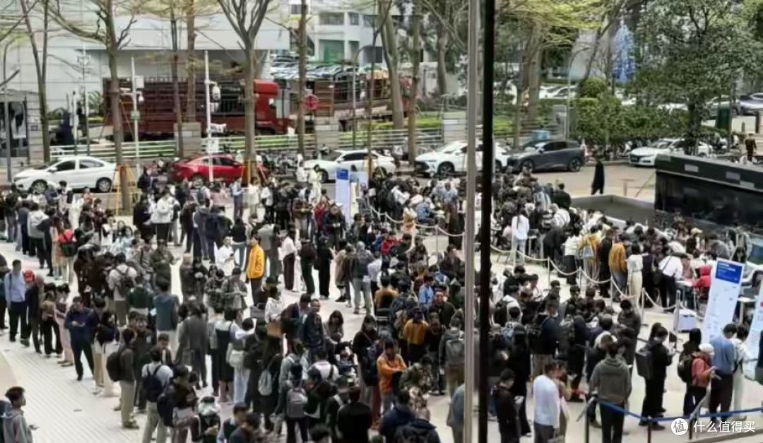 疯了!深圳腾讯楼下排长队,男女老少疯抢,只为一只小"龙虾"?