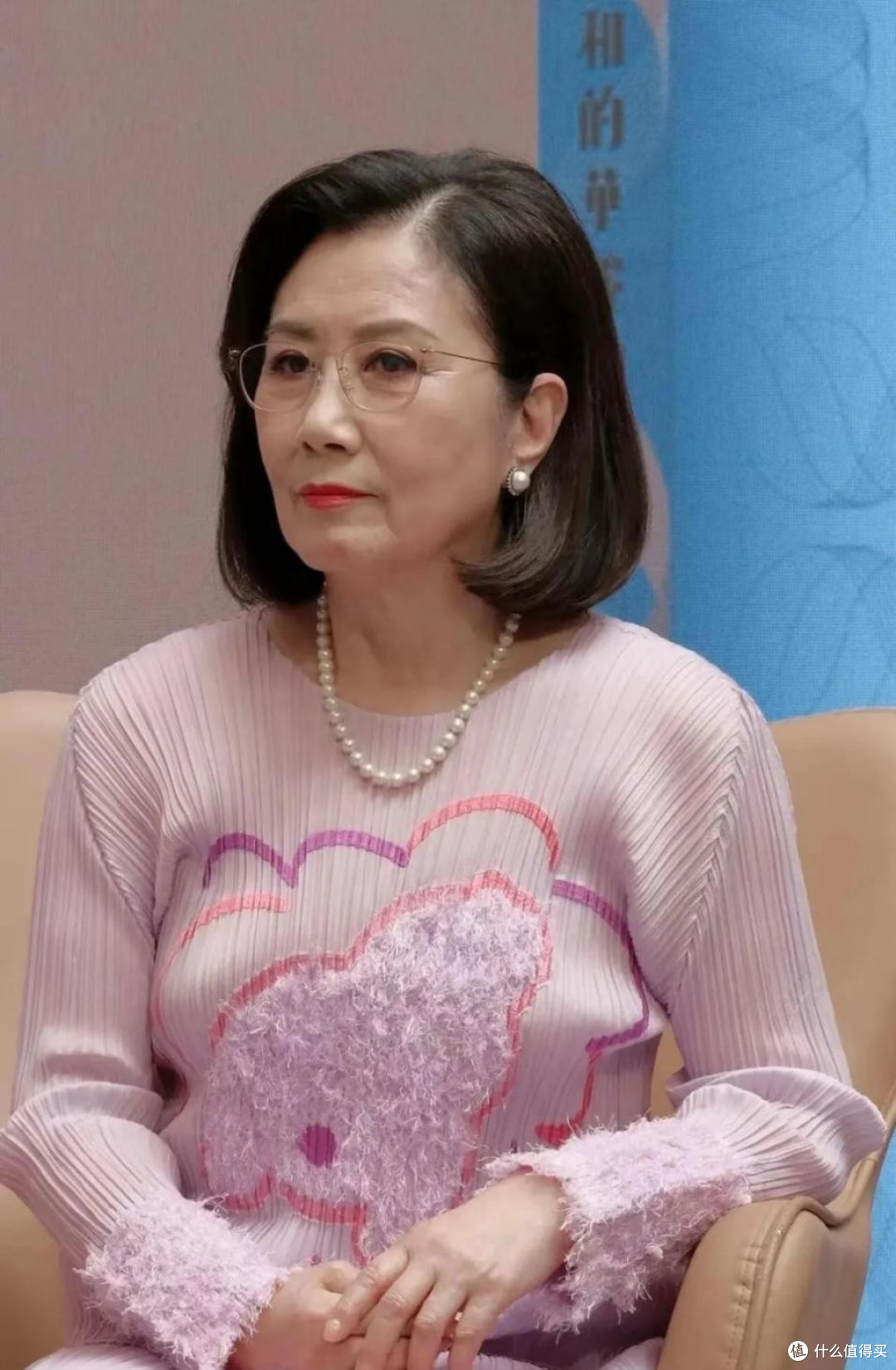 汪明荃比赵雅芝更年轻，穿粉色裙+波波头似少妇，自然老才更优雅