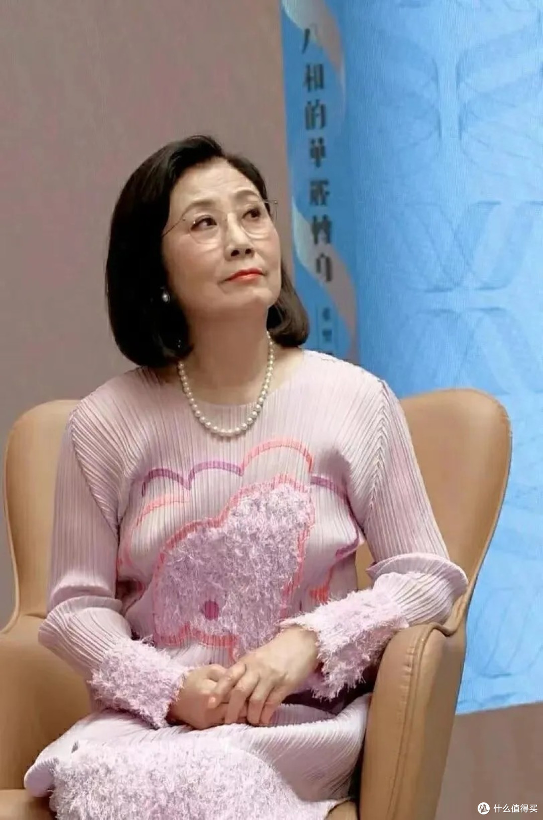 汪明荃比赵雅芝更年轻，穿粉色裙+波波头似少妇，自然老才更优雅