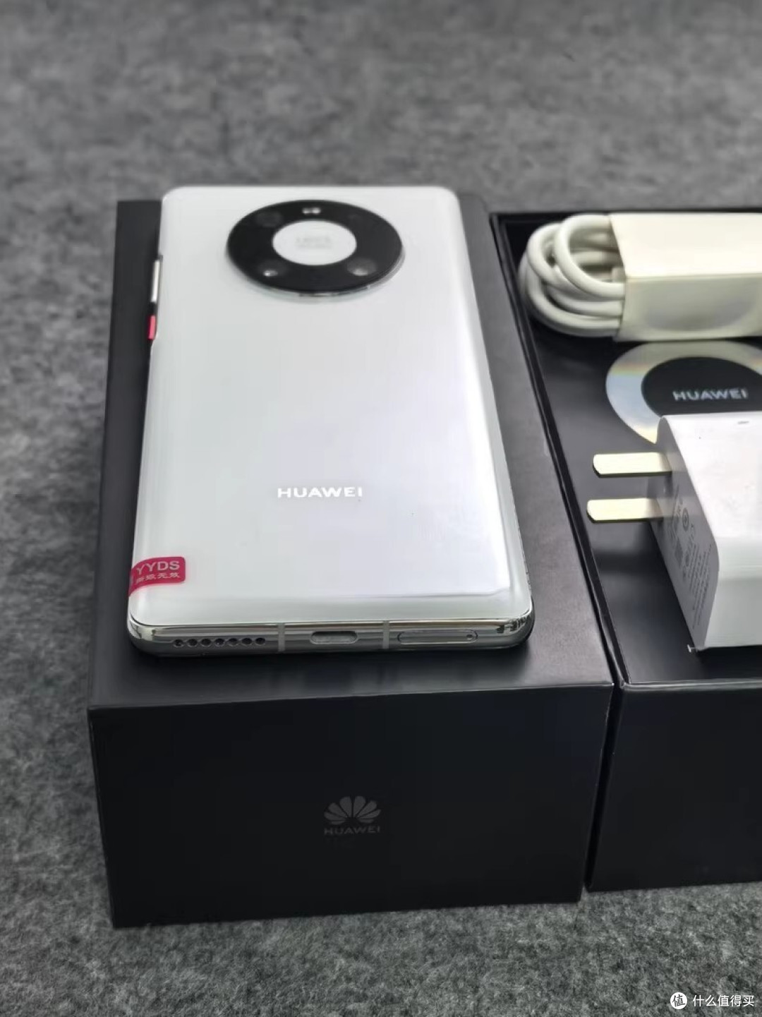 闲鱼流出大量华为Mate40Pro，700元成色很新，麒麟9000+鸿蒙OS