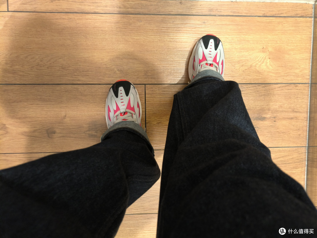 优衣库 × JW Anderson 联名赤耳丹宁牛仔裤可谓是200元档位的神裤