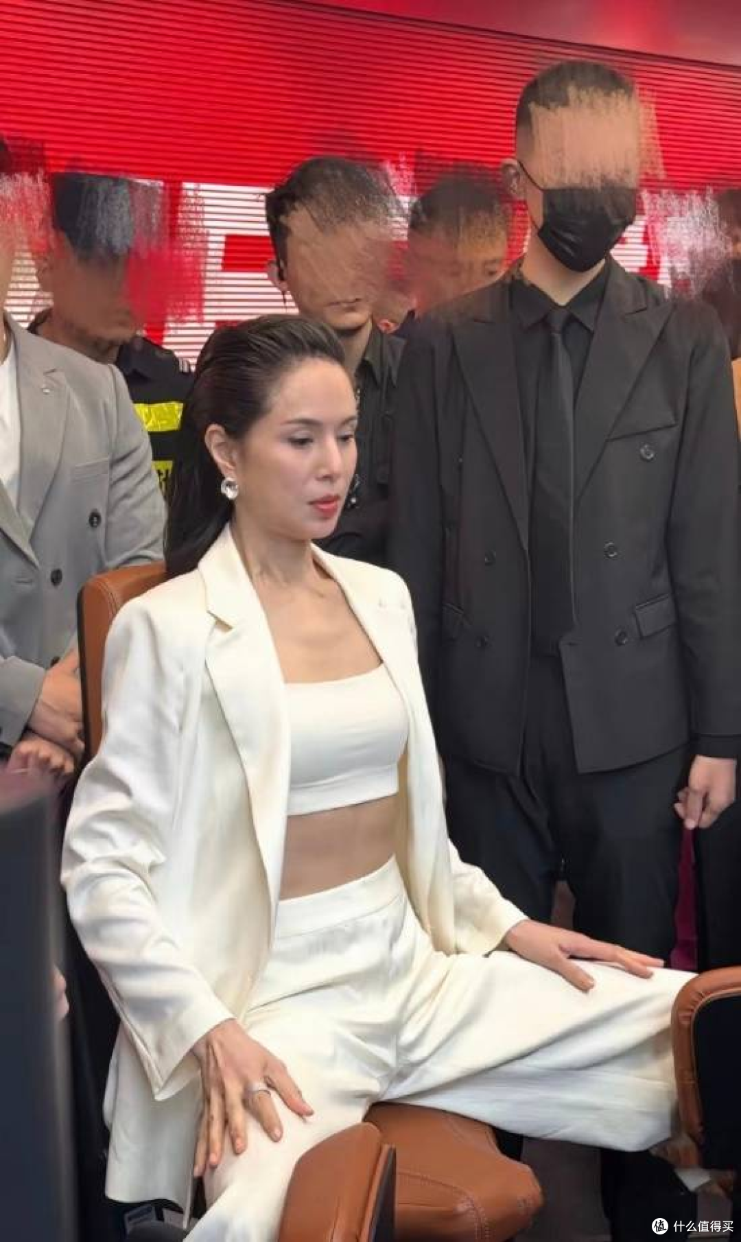 59岁李若彤深圳健身代言!腹肌紧致如20岁,体脂率低到离谱!