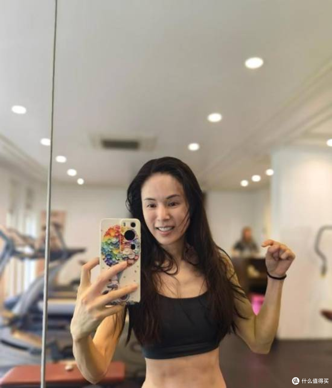 59岁李若彤深圳健身代言!腹肌紧致如20岁,体脂率低到离谱!