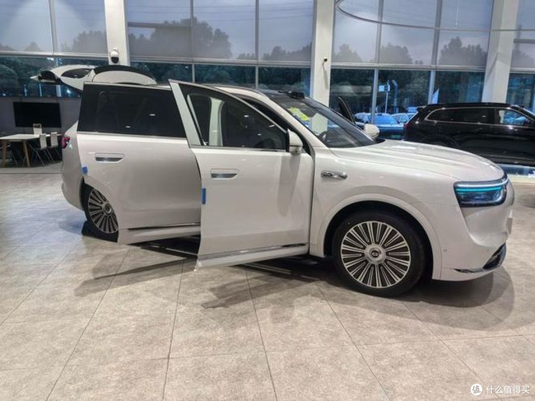 问界M8纯电版购车指南:如何选对配置不踩坑!