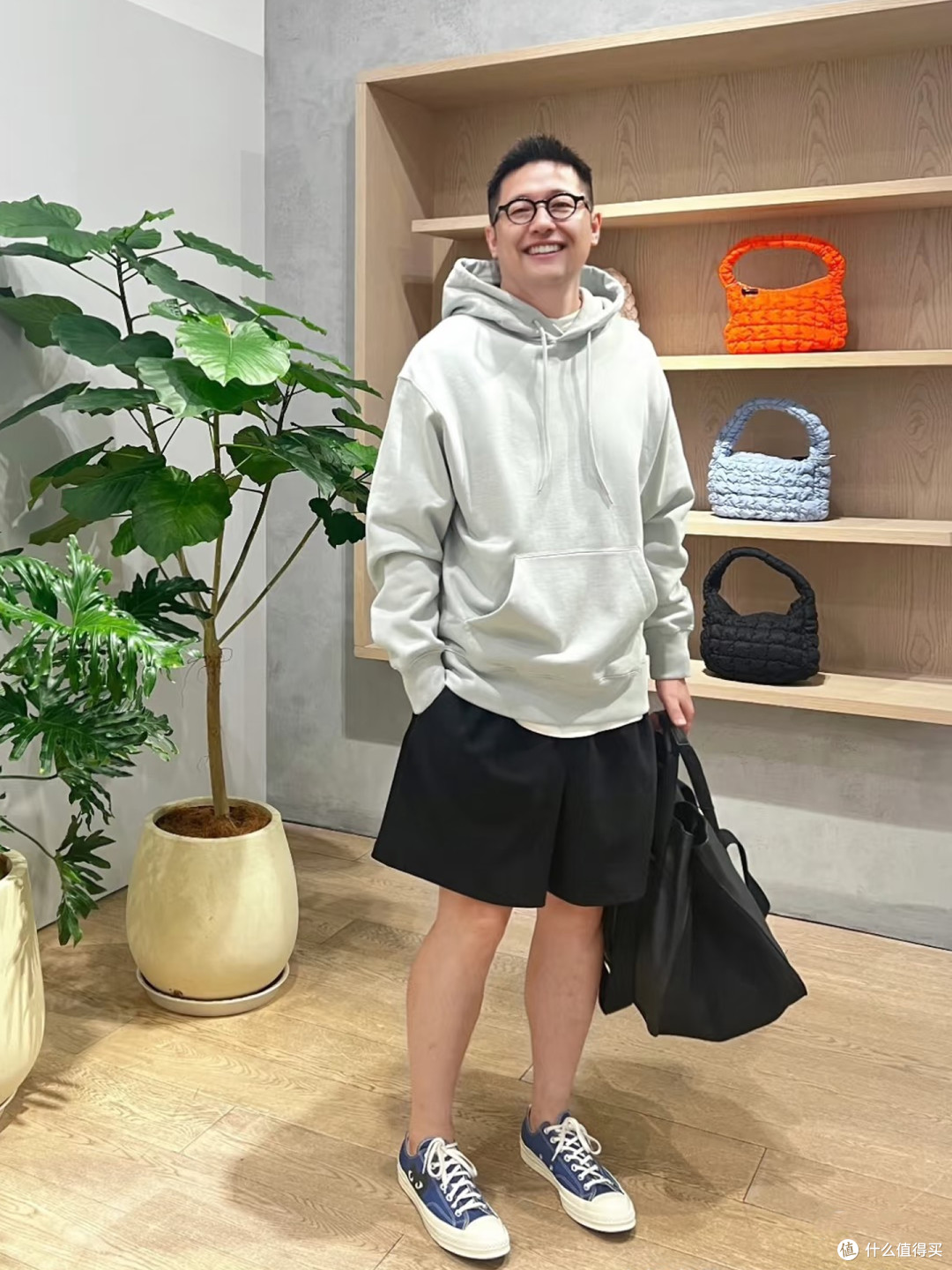 中年男人春天穿搭卫衣,记住这3穿3不穿原则,不装嫩更减龄帅气
