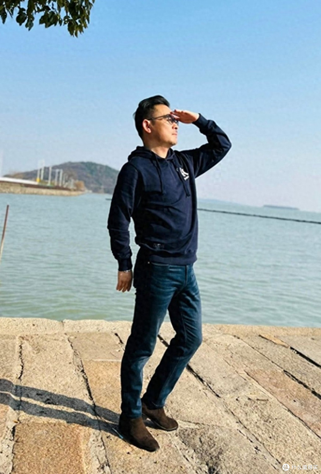 中年男人春天穿搭卫衣,记住这3穿3不穿原则,不装嫩更减龄帅气
