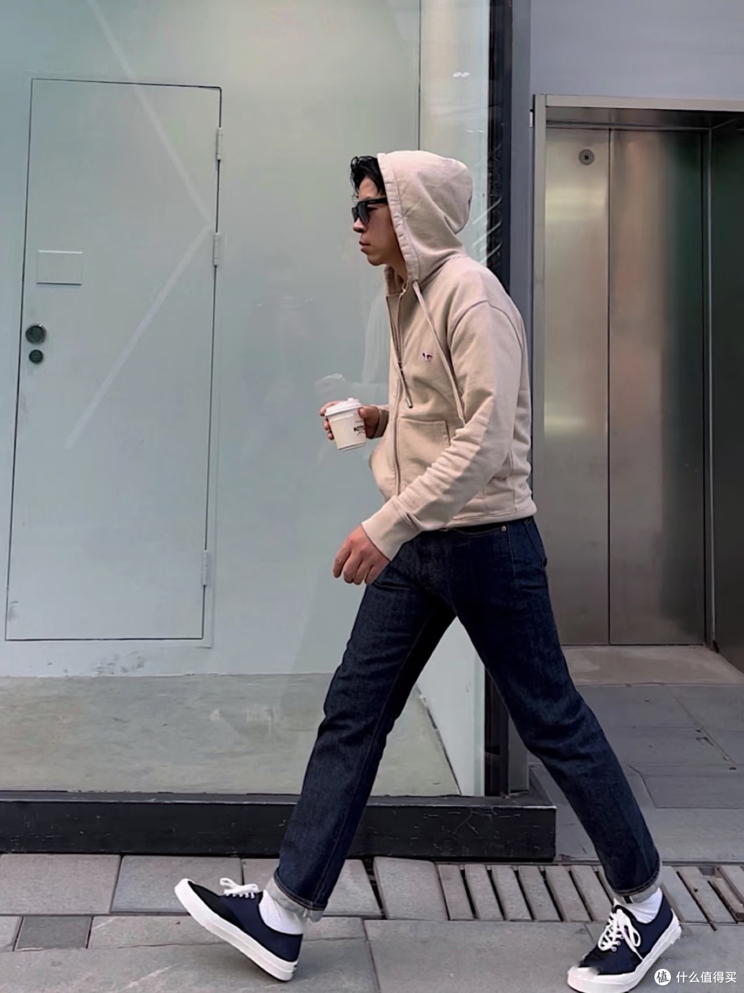中年男人春天穿搭卫衣,记住这3穿3不穿原则,不装嫩更减龄帅气