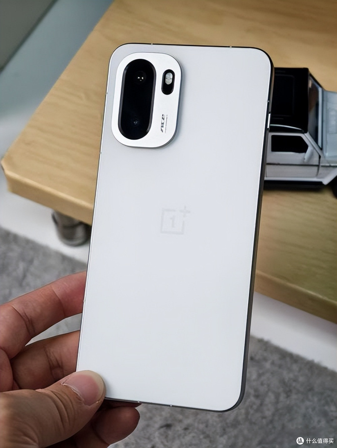 一加新机销量王诞生:骁龙8至尊版+165Hz+7800mAh,销量接近75万