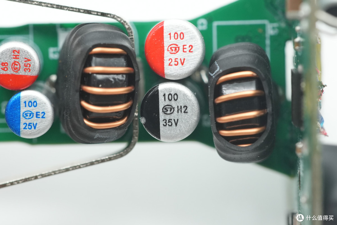 3C1A四口输出,车内前后排充电一个搞定,倍思90W拉拉线车充拆解