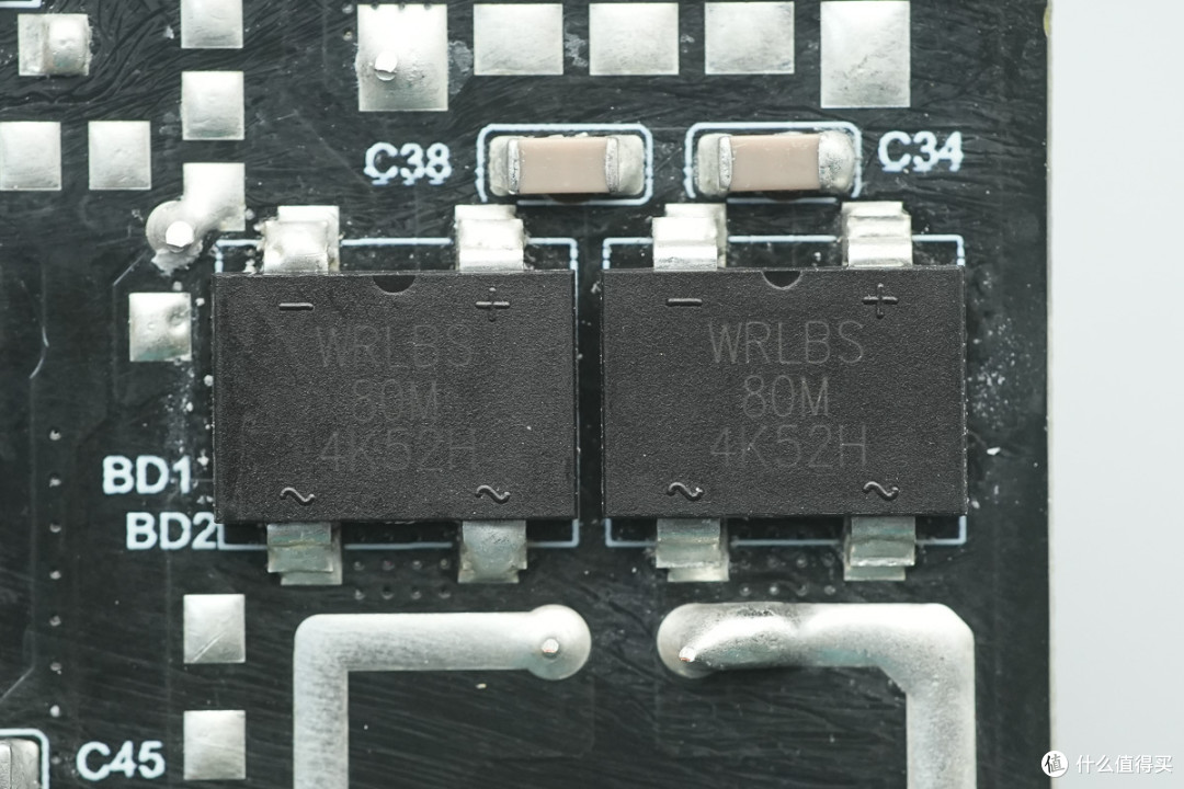 厚度仅2cm，超薄机身不占桌面，移速165W四口氮化镓桌面充拆解