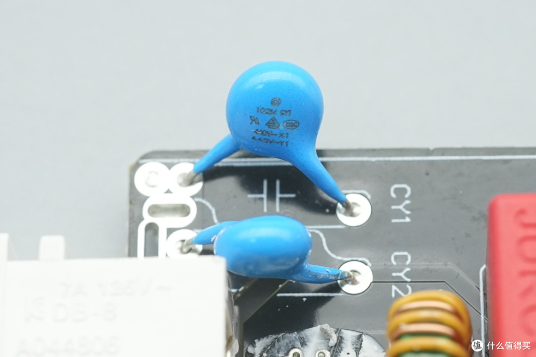 厚度仅2cm，超薄机身不占桌面，移速165W四口氮化镓桌面充拆解